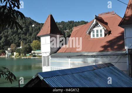 Nainital, Uttarakhand, Indien - 11. November 2015: Alte Haus Gouverneur Bootshaus am Mallital, Nainital, Uttarakhand, Indien.  Naini Stockfoto