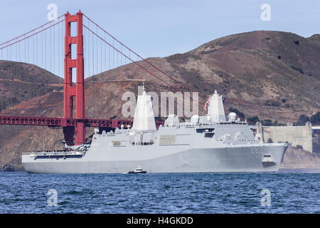 USS San Diego (LPD-22), geht ein San-Antonio-Klasse Amphibious Transport Dock unter der Golden Gate Bridge. Stockfoto