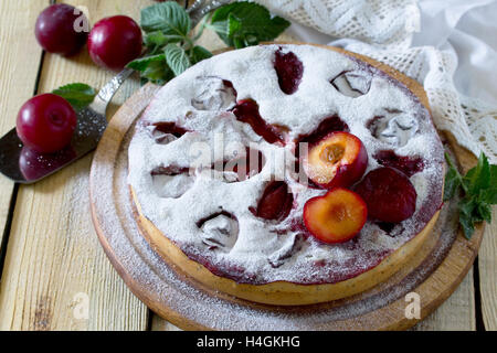 Pflaumenkuchen Kuchen mit Mohn auf einem Holztisch, selektiven Fokus. Stockfoto