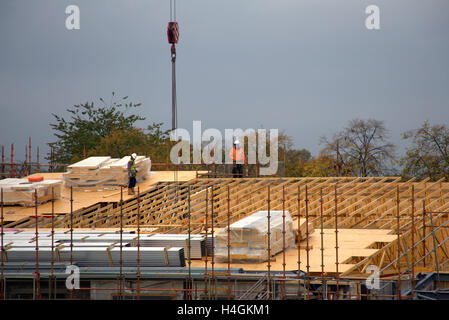 Hausbau-Baustelle auf dem Dach Stockfoto