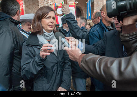 Präsident des italienischen Parlaments Laura Boldrini bei zivilen Demonstration in Caldarola Stockfoto