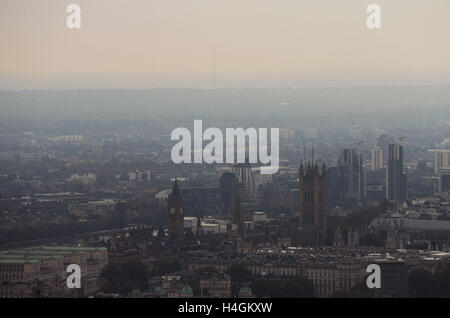 Ein Blick auf den Crystal Palace Übertragung Tower, derzeit bekannt als Arqiva Crystal Palace, gesehen von der BT Tower in London. Stockfoto