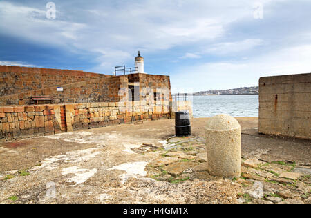 Ein Blick auf die Einfahrt in den Hafen von Banff Bay in Banff, Aberdeenshire, Schottland, Vereinigtes Königreich. Stockfoto