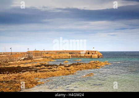 Ein Blick auf die felsige Küste und Einfahrt in den Hafen in Banff, Aberdeenshire, Schottland, Vereinigtes Königreich. Stockfoto