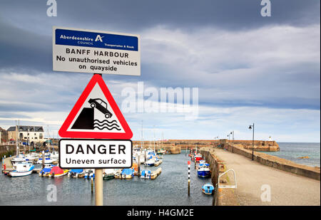 Warnsignale von der Marina und Hafen Mauern in Banff, Aberdeenshire, Schottland, Vereinigtes Königreich. Stockfoto