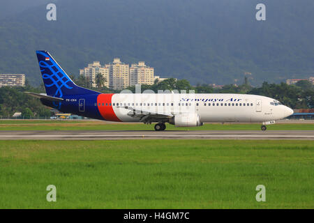 Penang/Malaysia Februar 9, 2015: Boeing 737 von Sriwijaya Air landet auf dem Flughafen Penang Stockfoto