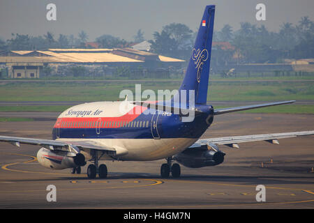 Penang/Malaysia Februar 9, 2015: Boeing 737 von Sriwijaya Air landet auf dem Flughafen Penang Stockfoto