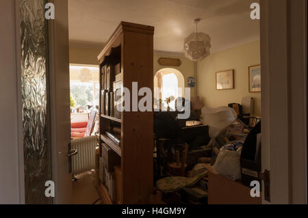 Verschieben von Haus und das Chaos schafft es innen mit Boxen eingepackt, überall und ohne Bewegungsfreiheit im Wohnzimmer Stockfoto