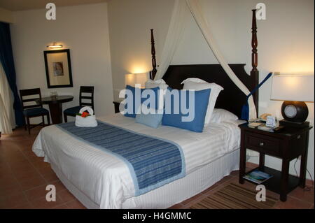 Hotelzimmer in Blautönen. Dreams La Romana Resort &amp; Spa. Bayahibe, La Provinz Altagracia, Dominikanische Republik, Karibik. Stockfoto