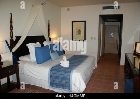 Hotelzimmer in Blautönen. Dreams La Romana Resort &amp; Spa. Bayahibe, La Provinz Altagracia, Dominikanische Republik, Karibik. Stockfoto