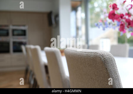 Nahaufnahme von einem Esszimmerstuhl in eine moderne englische Küche Stockfoto