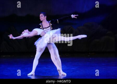 Pasay, Philippinen. 15. Oktober 2016. Die Schwanenprinzessin © George Buid/Pacific Press/Alamy Live-Nachrichten Stockfoto