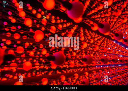 abstrakte Lichtpunkte, Fantasie abstrakte Technik Hintergrund, farbige Lichtkugeln in einem Raum beleuchtet anders, selektive focu Stockfoto