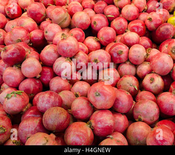 Stapel von Granatapfel-Frucht Stockfoto