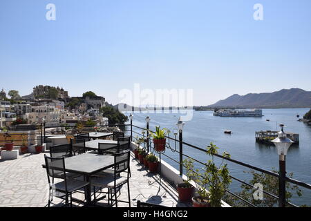 Tolle Luftaufnahme von Udaipur und Pichola-See von einer Terrasse, Rajasthan, Indien Stockfoto