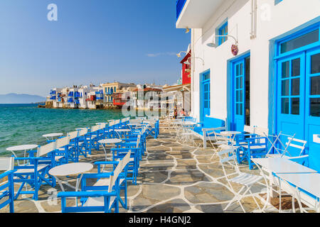 Blick auf Restaurant in Little Venice Teil von Mykonos-Stadt, Insel Mykonos, Griechenland Stockfoto