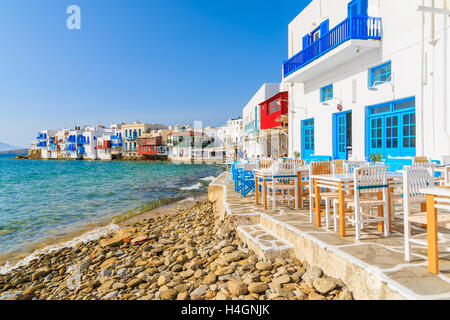 Blick auf Strand und Taverne Gebäude in Klein-Venedig Teil von Mykonos-Stadt, Insel Mykonos, Griechenland Stockfoto