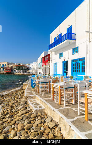 Taverna Tabellen auf Küstenpromenade entlang Strand in Klein-Venedig Teil von Mykonos-Stadt, Insel Mykonos, Griechenland Stockfoto