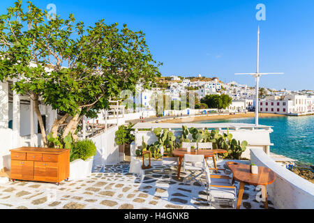 Typische griechische Taverne auf der Küste von Mykonos Insel und Dorf anzeigen, Kykladen, Griechenland Stockfoto