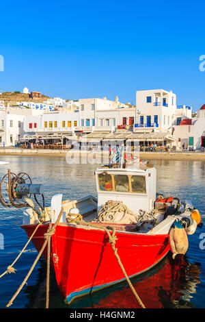 Traditionellen roten Fischerboot im Hafen von Mykonos, Griechenland Stockfoto