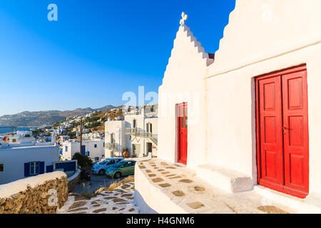 Typische griechische weiße Kirche mit roten Türen in Mykonos-Stadt, Insel Mykonos, Griechenland Stockfoto