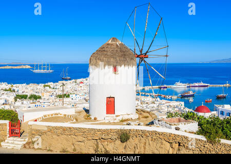 Ein Blick auf berühmte traditionelle Windmühle mit Blick auf Mykonos Hafen, Insel Mykonos, Kykladen, Griechenland Stockfoto