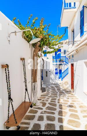 Eine Ansicht der weiß getünchten kykladische Straße in der schönen Stadt Mykonos, Kykladen, Griechenland Stockfoto