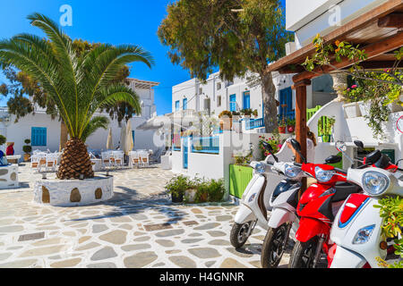 Bunte Roller geparkt auf Straße in Mykonos-Stadt auf der Insel Mykonos, Kykladen, Griechenland Stockfoto