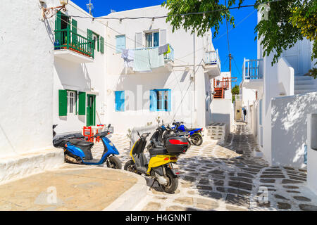 Die Stadt MYKONOS, Griechenland - 16. Mai 2016: Bunte Roller geparkt auf Straße in Mykonos-Stadt auf der Insel Mykonos, Kykladen, Griechenland Stockfoto