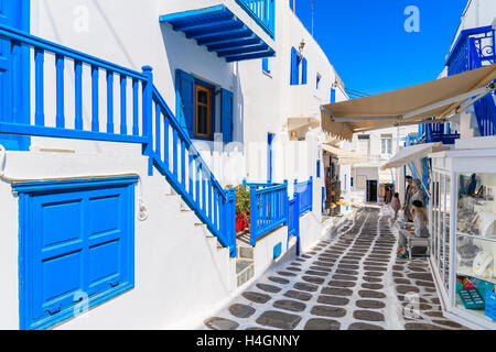 Eine Ansicht der weiß getünchten kykladische Straße in der schönen Stadt Mykonos, Kykladen, Griechenland Stockfoto