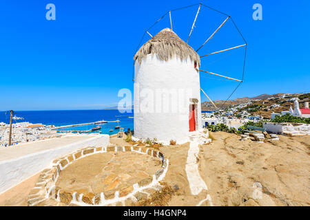 Weiße traditionelle Windmühle mit Blick auf Hafen von Mykonos, Kykladen, Griechenland Stockfoto