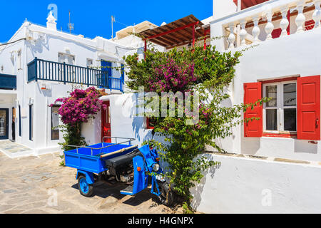 Typisches kleines Fahrzeug für den Transport von Lieferungen zu Geschäften und Bars geparkt auf der Straße in die Stadt Mykonos, Griechenland Stockfoto