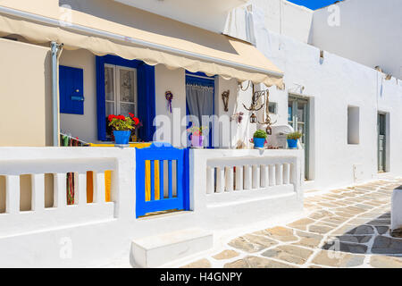 MYKONOS TOWN, Griechenland - 15. Mai 2016: Blaue Tür und den Fenstern typischen Haus auf Straße des schönen Mykonos-Stadt, Kykladeninsel Stockfoto