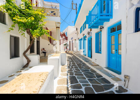 Die Stadt MYKONOS, Griechenland - 15. Mai 2016: schmale Straße mit weißen Häusern in schönen Stadt Mykonos, Kykladen, Griechenland. Stockfoto