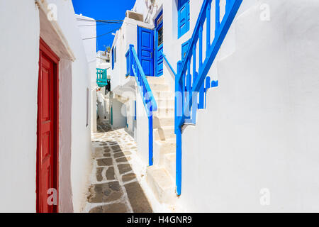 Ein Blick auf die weiß getünchten Street in schönen Stadt Mykonos, Kykladen, Griechenland Stockfoto