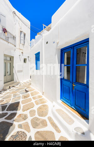 MYKONOS TOWN, Griechenland - 15. Mai 2016: Blaue Tür und den Fenstern typischen Haus auf Straße des schönen Mykonos-Stadt, Kykladeninsel Stockfoto