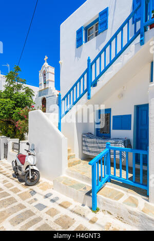 Die Stadt MYKONOS, Griechenland - 15. Mai 2016: Scooter parkte vor einem typischen weißen griechischen Haus in Mykonos-Stadt, Insel Mykonos, Gre Stockfoto