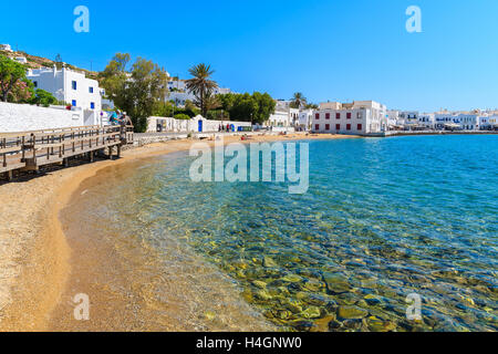 Blick auf den schönen Strand mit türkisfarbenem Meerwasser in Mykonos Hafen, Insel Mykonos, Griechenland Stockfoto