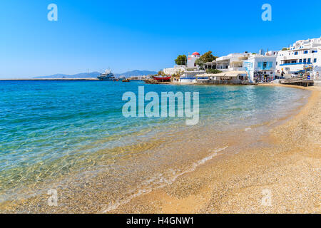 Blick auf den schönen Strand in Mykonos-Stadt, Griechenland Stockfoto