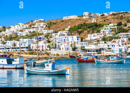 Ein Blick auf die Fischerboote im Hafen von Mykonos, Kykladen, Griechenland Stockfoto