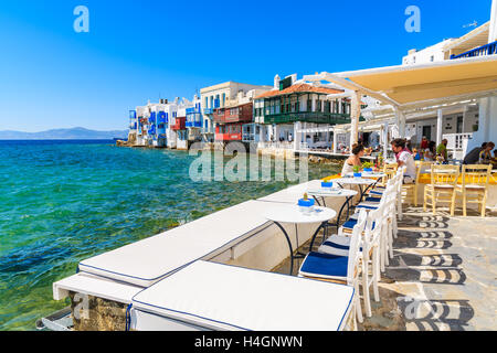 LITTLE VENICE, Insel MYKONOS - 16. Mai 2016: Menschen Essen in typisch griechische Taverne in Klein-Venedig Teil von Mykonos-Stadt, Mykon Stockfoto