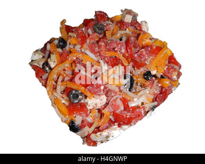 Bunten Salat mit Feta Käse, rote Tomaten, weiße Zwiebeln, schwarzen Oliven, rot und gelb Paprika auf weißem Hintergrund Stockfoto