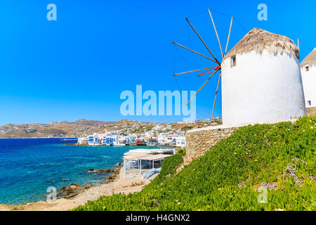 Weiße traditionelle Windmühle mit Blick auf Hafen von Mykonos, Kykladen, Griechenland Stockfoto