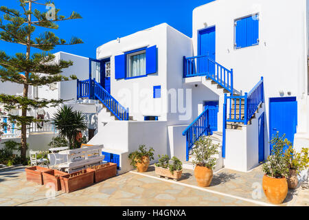 Typische weiße Häuser mit blauen Türen und Fenstern auf Mykonos-Stadt Straße, Kykladen, Griechenland Stockfoto