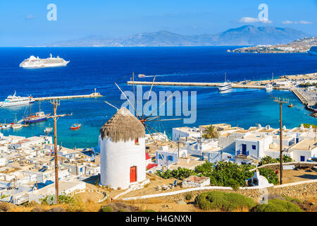 Ein Blick auf eine berühmte Windmühle im Hafen von Mykonos, Kykladen, Griechenland Stockfoto