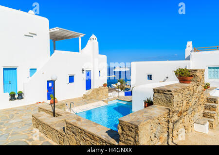 Insel MYKONOS, Griechenland - 17. Mai 2016: Luxus-Ferienwohnungen mit Pool in schönen Mykonos-Stadt, Kykladen-Inseln, Stockfoto