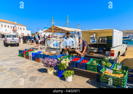 Die Stadt MYKONOS, Griechenland - 16. Mai 2016: einheimische griechische Männer verkaufen Obst und Gemüse im Hafen von Mykonos, Griechenland. Stockfoto