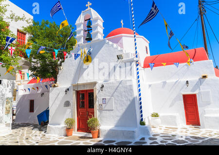 Insel MYKONOS, Griechenland - 16. Mai 2016: Kirchengebäude in weiß getünchten Straße im schönen Stadt Mykonos, Kykladen, Griechenland Stockfoto