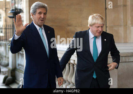 Außenminister Boris Johnson (rechts) begrüßt US-Außenminister John Kerry vor einer Sitzung besprechen Sie die Situation in Syrien, im Lancaster House in London. Stockfoto