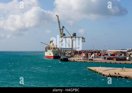 Fracht-Betrieb auf der Küste von Aruba Stockfoto